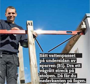 Bygga vedskjul mot vägg Bygga vedskjul mot vägg: Måttet från underkanten av sparren förs upp vågrätt till stolparna